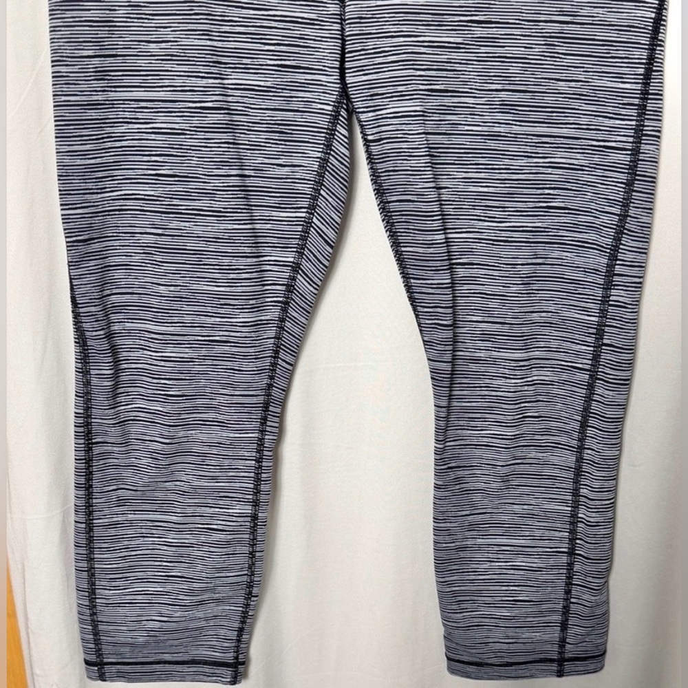 Athleta Ultimate Linear Lines Capri Leggings Size… - image 4